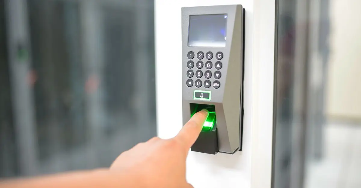Pourquoi choisir une serrure à codes pour une sécurité renforcée ?